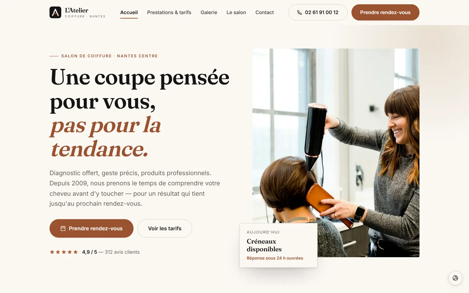 Page d’accueil de L’Atelier Coiffure : « Une coupe pensée pour vous, pas pour la tendance », une coiffeuse au travail et un bouton de prise de rendez-vous.